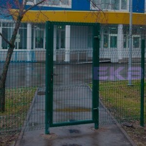 Фото Зеленый забор с калиткой и сеткой из проволоки